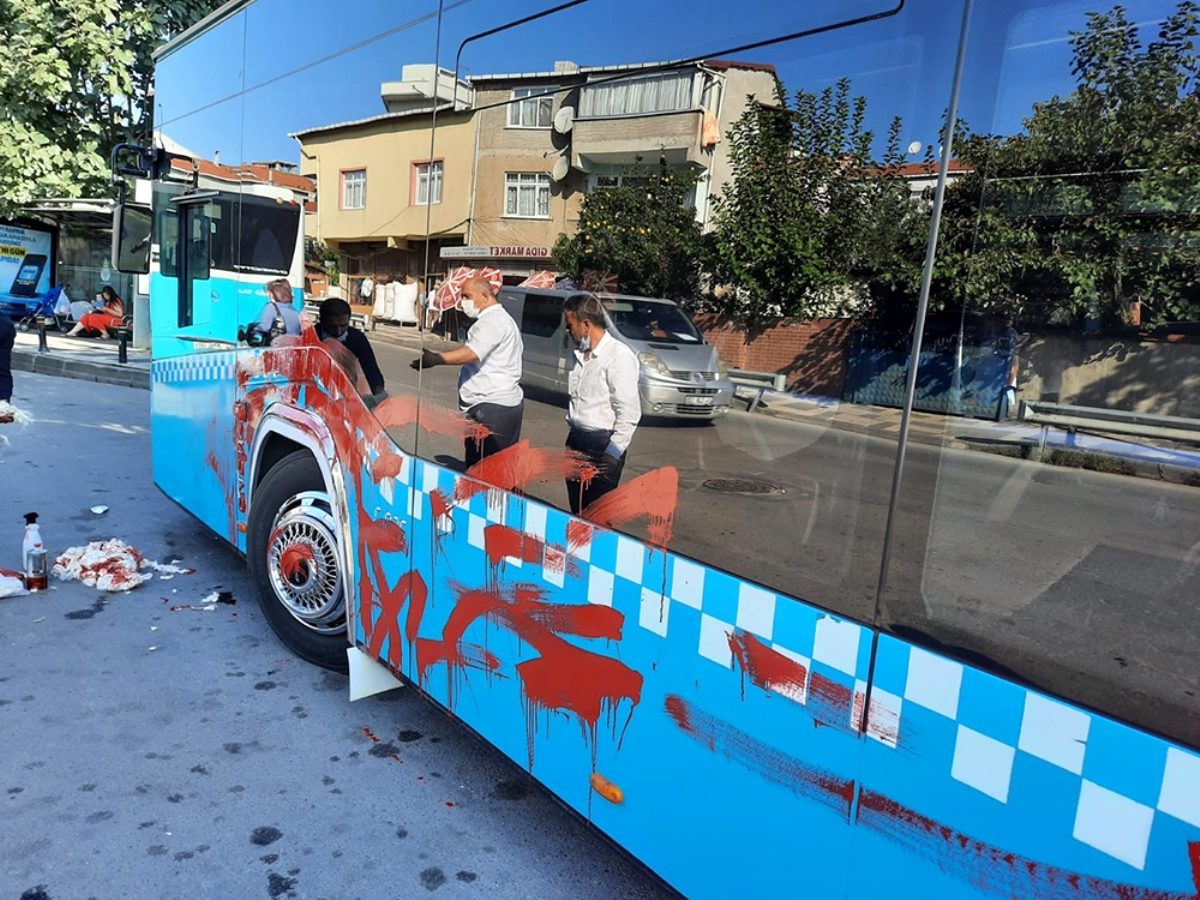 Şoföre kızdı, otobüsü yumrukladı, kırmızıya boyadı
