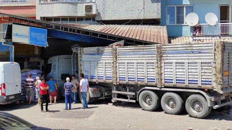 Şoförü uyuyan TIR, yem bayisine daldı