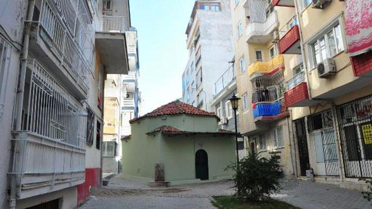 Sokağı ikiye bölen türbe görenleri şaşırtıyor