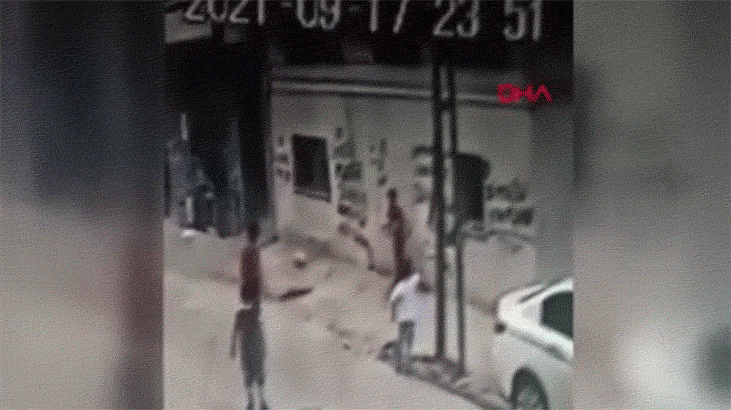 Sokakta top oynayan çocuk ölümden döndü!