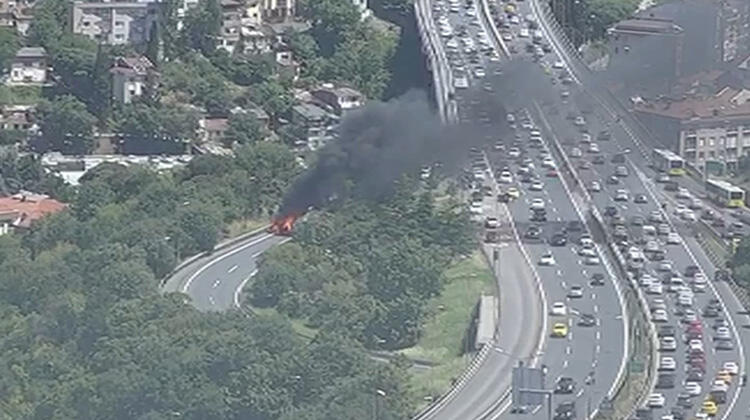 Son dakika... 15 Temmuz Şehitler Köprüsü bağlantı yolunda otomobil yangını!