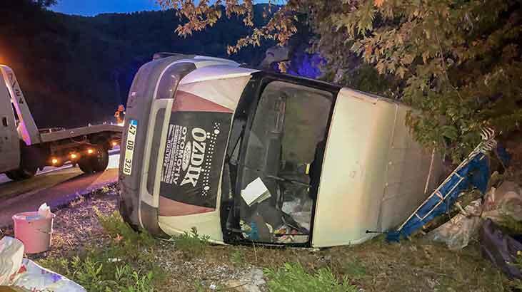 Son dakika... Antalya'da feci kaza! Minibüsteki 3 kişi yaralandı