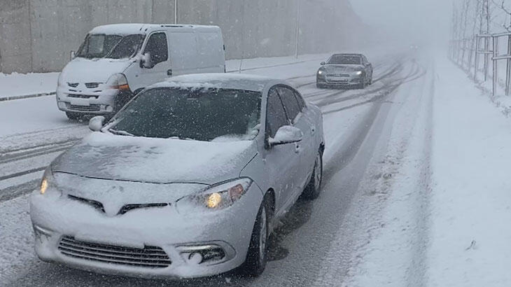 Son dakika... İstanbul'da kar esareti! Tuzla'da araçlar yolda kaldı
