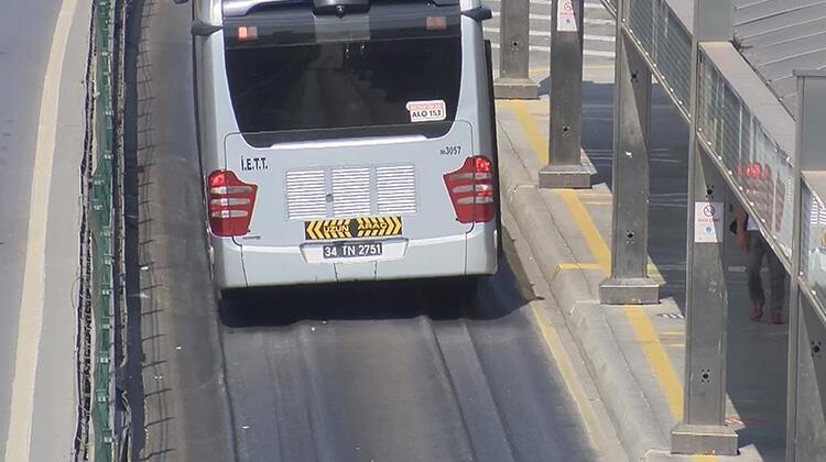 Son dakika... Metrobüs yolunda şaşırtan görüntü! Aşırı sıcaktan asfalt eridi