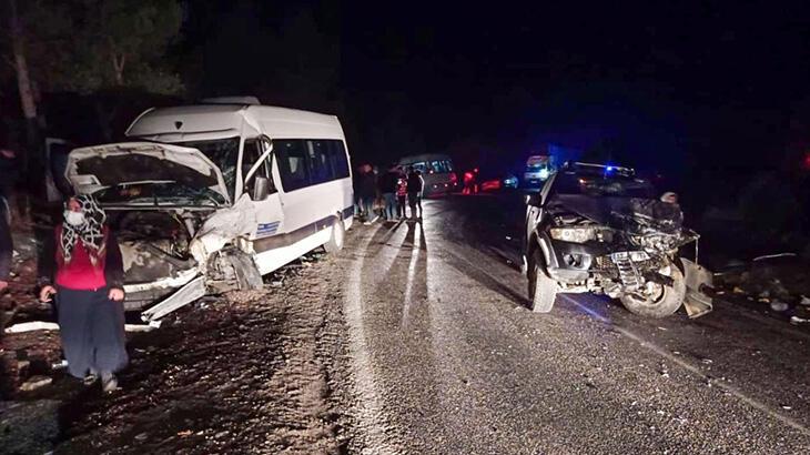 Son dakika... Minibüs ile kamyonet çarpıştı! 15 kişi yaralandı