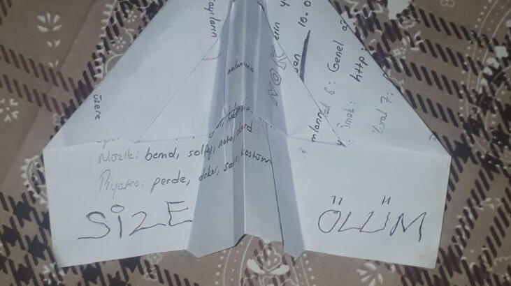Son dakika... Pencereden eve gelen kağıt uçakla şoke oldular: 'Size ölüm'