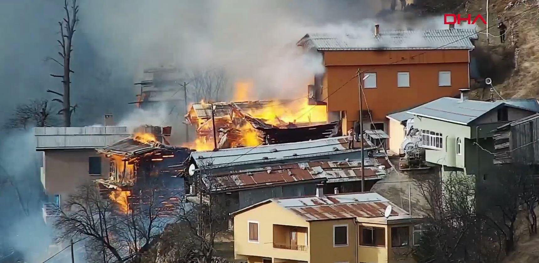 Son dakika... Rize'de köy evleri yanıyor!