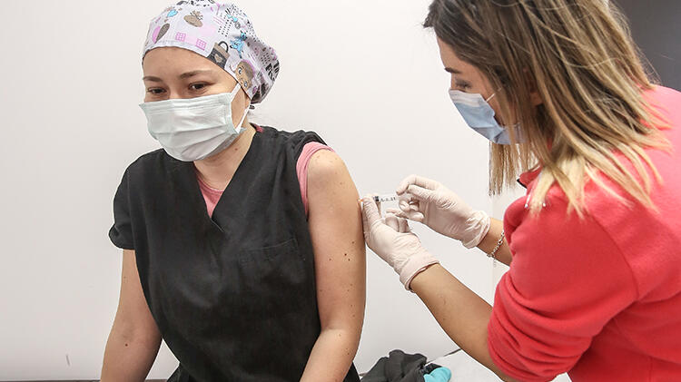 Son dakika... Sağlık çalışanlarına ikinci doz aşılama başladı