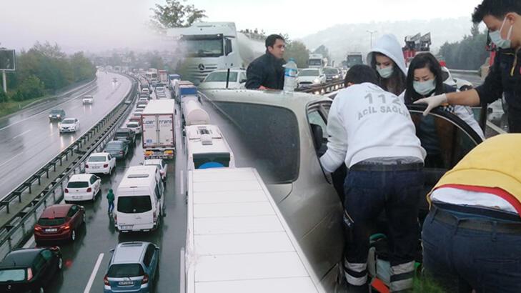 Son dakika... Sakarya'da 3 ayrı noktada 27 araçlı zincirleme kaza! 3'ü ağır 17 yaralı