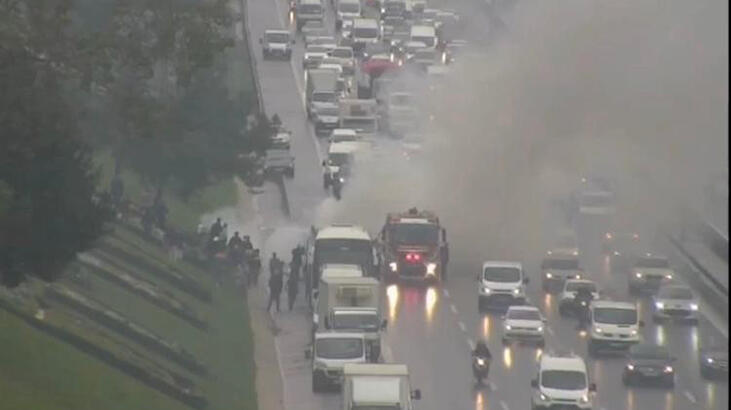 Son dakika... TEM'de otobüs yangını! Trafik kilit
