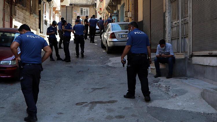 Son dakika... Üst araması yapmak isteyen polisi bıçakladı! Ayağından vurularak yakalandı