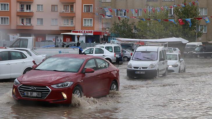SON DAKİKA  Çankırı'da sağanak! Yollar göle döndü