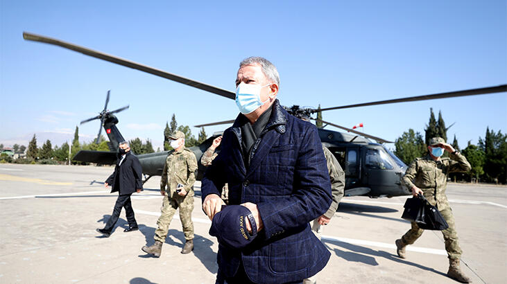 Son dakika! Bakan Akar sınırda! Pençe Kartal-2 Harekat Merkezi'nde inceleme