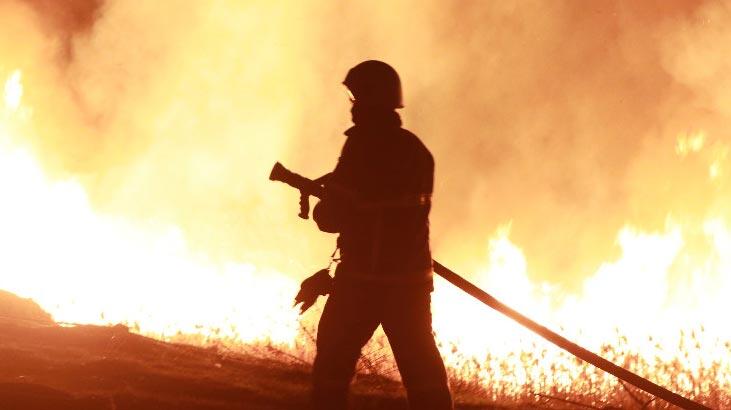 SON DAKİKA Burdur Gölü kenarındaki sazlık alanda korkutan yangın