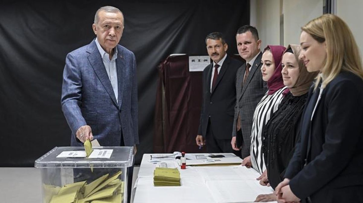 Son Dakika! Cumhurbaşkanı Erdoğan oyunu kullandı: Türk demokrasisi için hayırlı bir geleceği Rabbimden niyaz ediyoruz