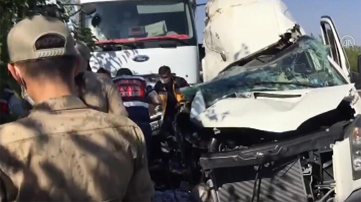 Son dakika! Elazığ'da düğün minibüsü park halindeki kamyona çarptı! 3 ölü, 12 yaralı
