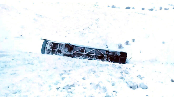 SON DAKİKA Erzincan'da yolcu otobüsü devrildi! Yaralılar var