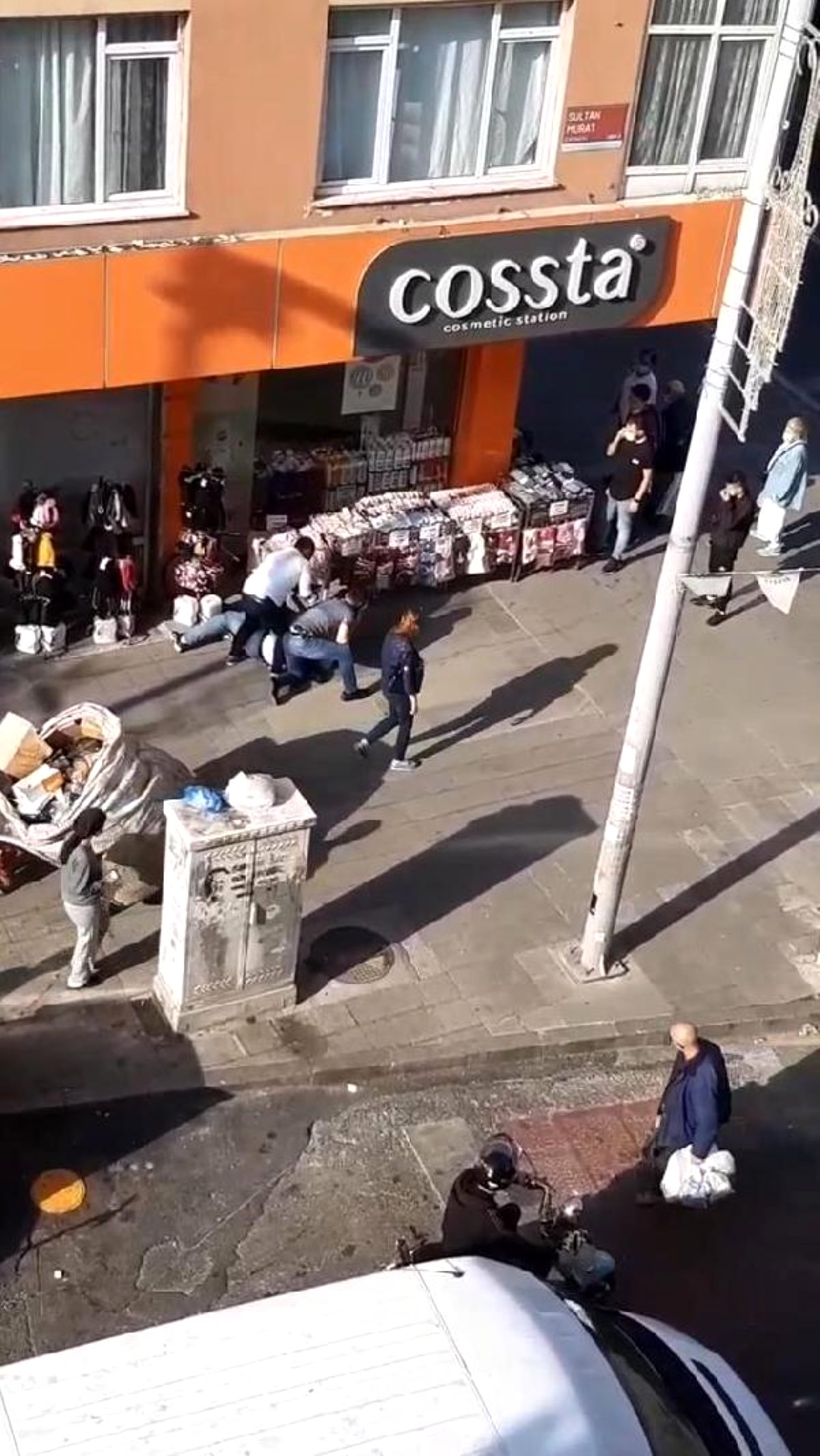 Son dakika haberleri! Küçükçekmece'de 12 suçtan aranan şüpheliye hırsızlık girişiminde gözaltı kamerada