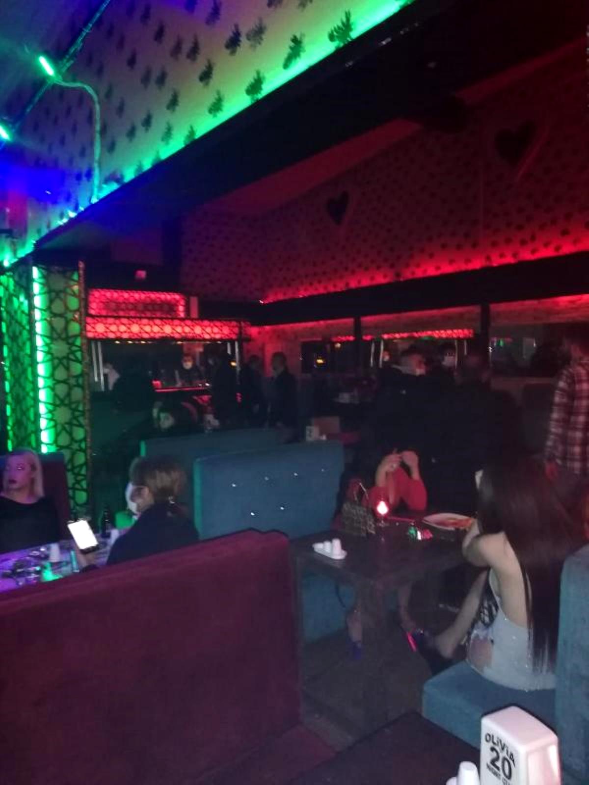 Son dakika haberleri: Ruhsatsız eğlence merkezini polis basınca, koltukların arasına gizlendiler