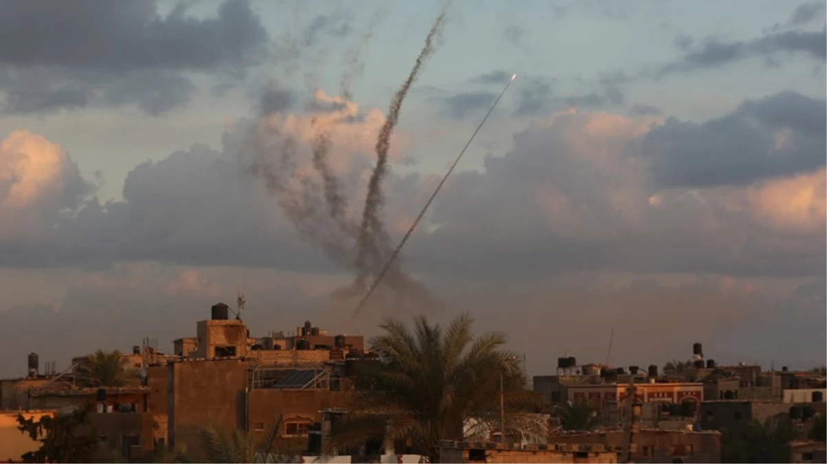 Son Dakika: Hamas militanlarının ülkeye sızmasına misilleme yapan İsrail, Gazze'ye saldırı başlattı