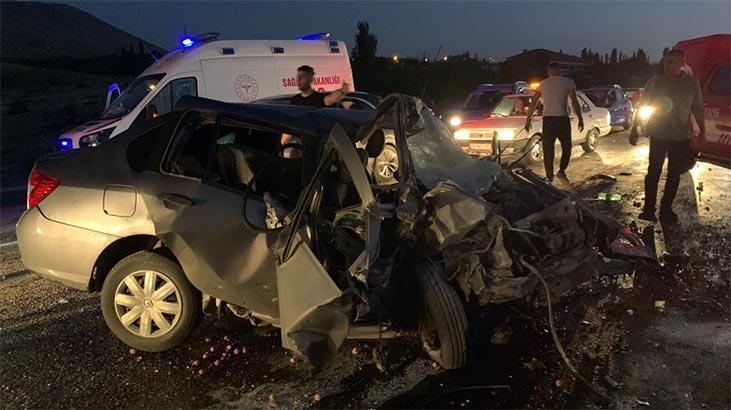 SON DAKİKA İki otomobil kafa kafaya çarpıştı: 1 ölü, 2 yaralı
