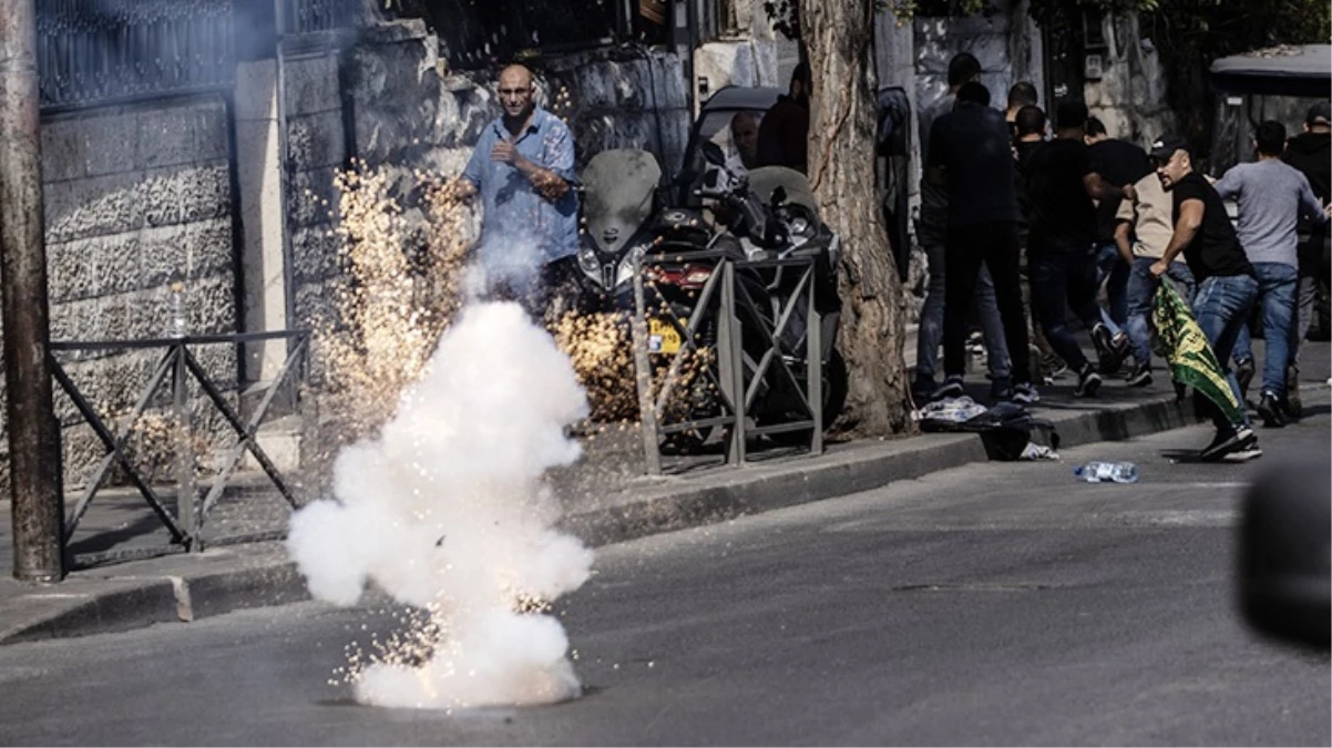 Son Dakika: İsrail polisi, Kudüs'te cuma namazı kılanların üzerine gaz fişeği attı