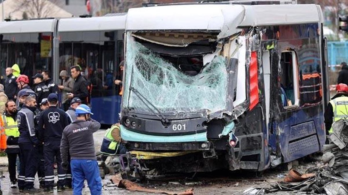 Son Dakika: İstanbul'da 33 kişinin yaralandığı kazada İETT otobüsüne çarpan tramvay vatmanı tutuklandı