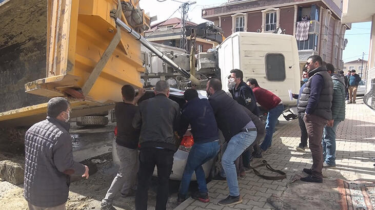 SON DAKİKA İstanbul'da otomobilin üzerine kamyon devrildi