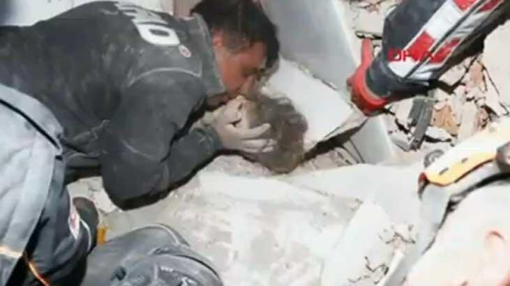Son dakika: İzmir depreminde 91. saatte mucize! Ayla Gezgin bebek enkazdan sağ olarak çıkarıldı