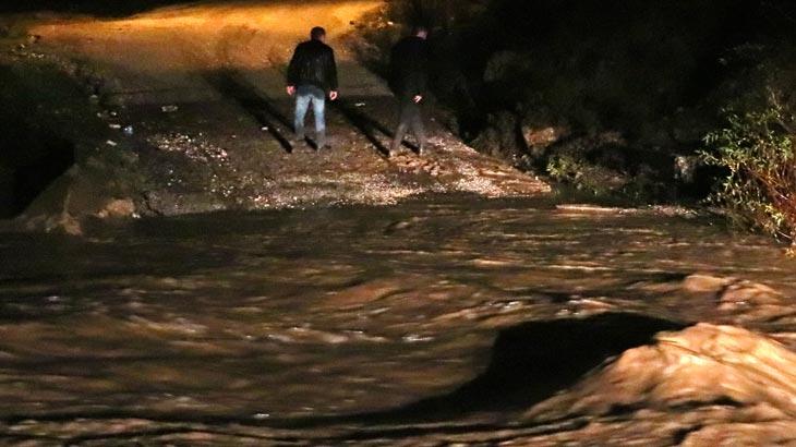 Son dakika: İzmir'de sel sularına kapılan araçtaki 5 kişiden ikisi kayboldu