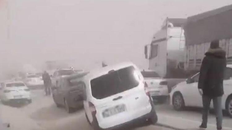SON DAKİKA Konya-Ankara yolunda kum fırtınası! 30 araç birbirine girdi