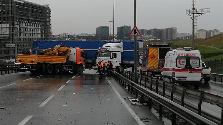 Son dakika! Küçükçekmece'de TIR metrobüs bariyerlerine çarptı! D-100 kapandı