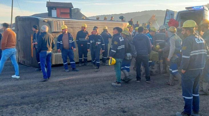 SON DAKİKA Madencileri taşıyan servis midibüsü devrildi: 11 yaralı