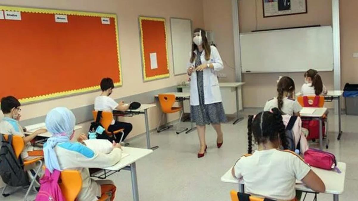 Son Dakika! Milli Eğitim Bakanı Özer'den öğretmen adaylarına müjde: 1 yıllık süreçte şartları yerine getirenler kadroya alınacak