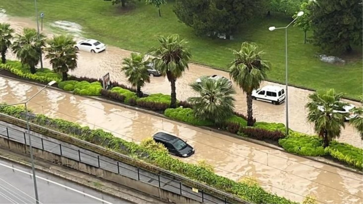 Son Dakika: Samsun'da şiddetli yağış ve sel nedeniyle İlkadım, Atakum ve Canik ilçelerinde okullar tatil edildi