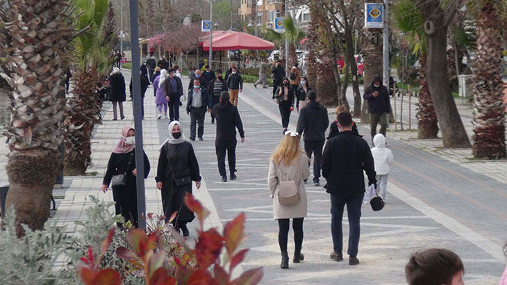 SON DAKİKA Silivri'de meydan ve sahil doldu taştı