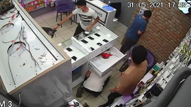 SON DAKİKA Üsküdar'da dükkanda panik anları! Karga bastı, ortalık karıştı