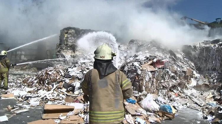 SON DAKİKA Zeytinburnu'nda geri dönüşüm tesisinde yangın