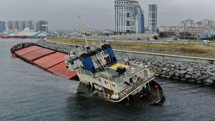 SON DAKİKA Zeytinburnu'nda karaya oturan gemiden sızıntı sürüyor
