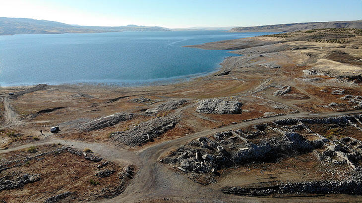 Sular çekildi, köy ortaya çıktı