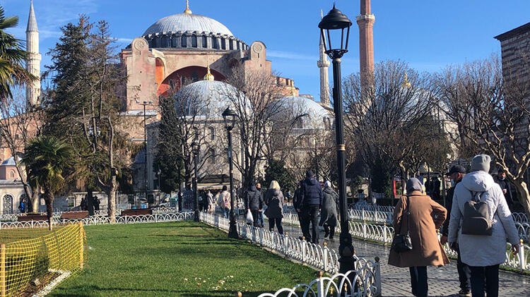 Sultanahmet Meydanı turistlere kaldı!