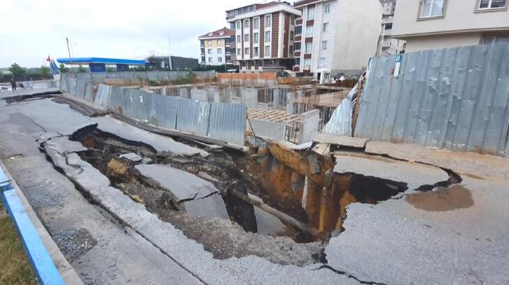 Sultangazi'de inşaat alanının yanında yol çöktü!