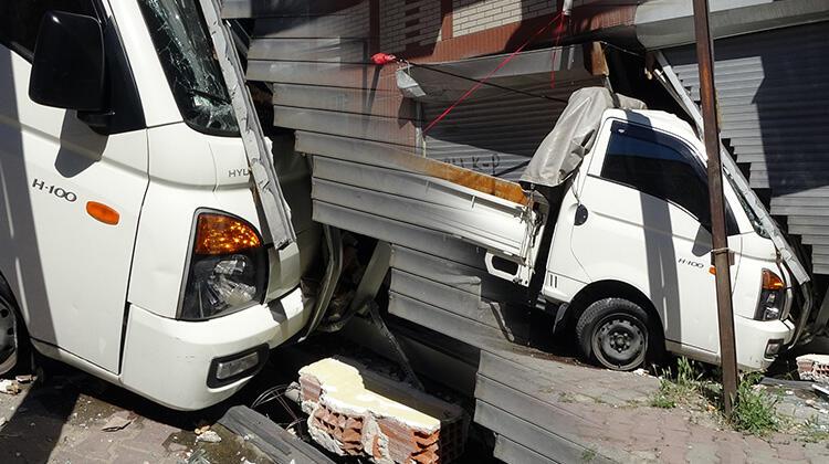 Sultangazi'de kamyonetin çarptığı kadın yaralandı