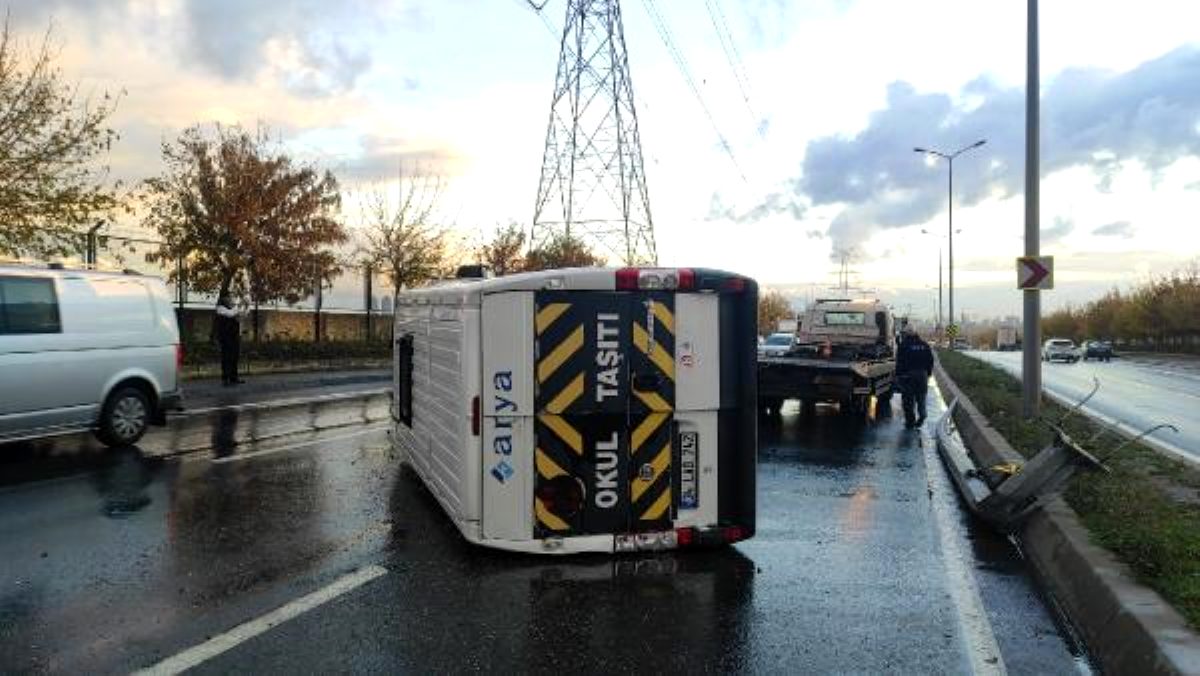 Sultangazi'de kayganlaşan yolda minibüs yan yattı: 14 yolcu hafif yaralandı