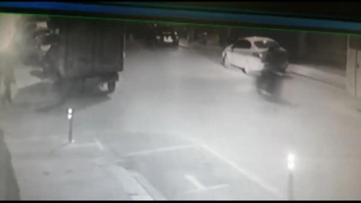 Sultangazi'de motosikletli saldırganlar iş yerine silahla ateş açtı: 2 yaralı