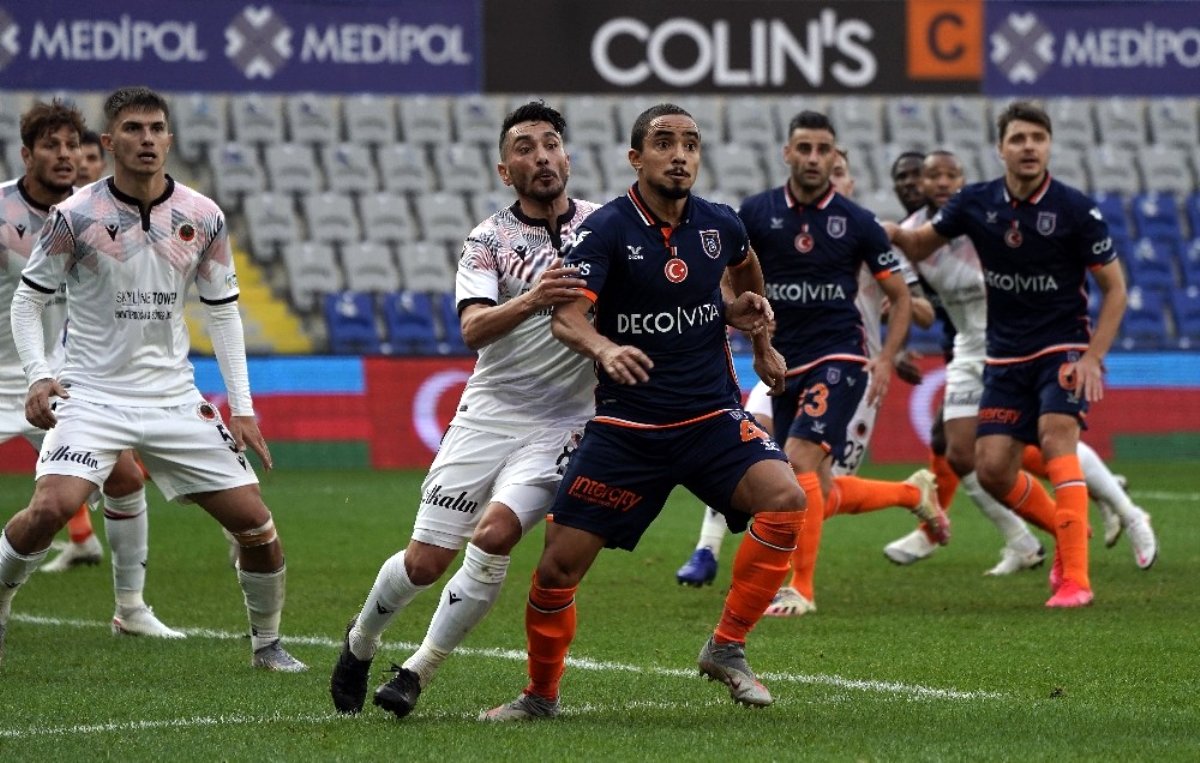 Süper Lig: Medipol Başakşehir: 0 Gençlerbirliği: 1 (İlk yarı)