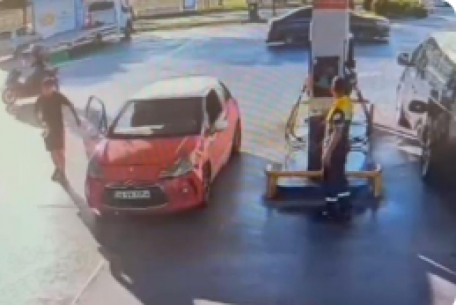 Şüphelinin para dolu poşeti alarak uzaklaştığı anlar; Kameraya yansıdı