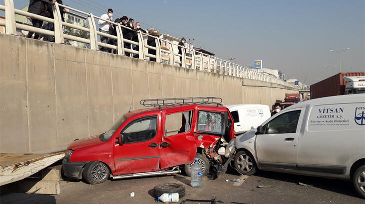 Sürücüsünün direksiyonda fenalaştığı araç kaza yaptı: 2 yaralı