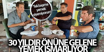 30 yıldır önüne gelene yemek ısmarlıyor