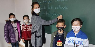 4 öğrencisi için köye taşınıp boş evi sınıfa dönüştürdü